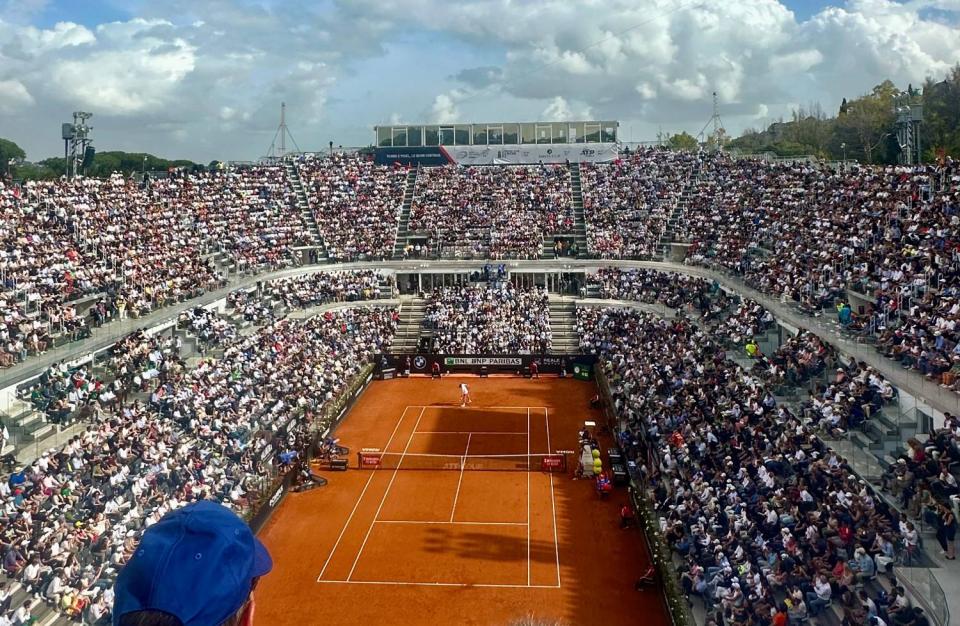 Tennisbane utend&oslash;rs i Roma, med folk p&aring; tribunen