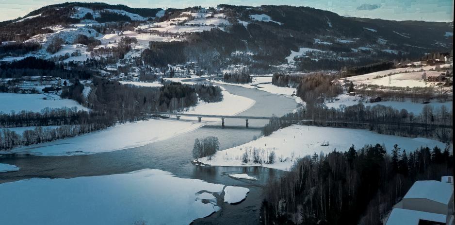 Bildet viser en stor elv, ved mj&oslash;sa 