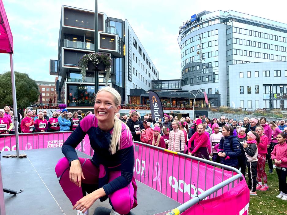 Hedvig Bang-F&oslash;rsund foran rosa sl&oslash;yfe deltakerne.