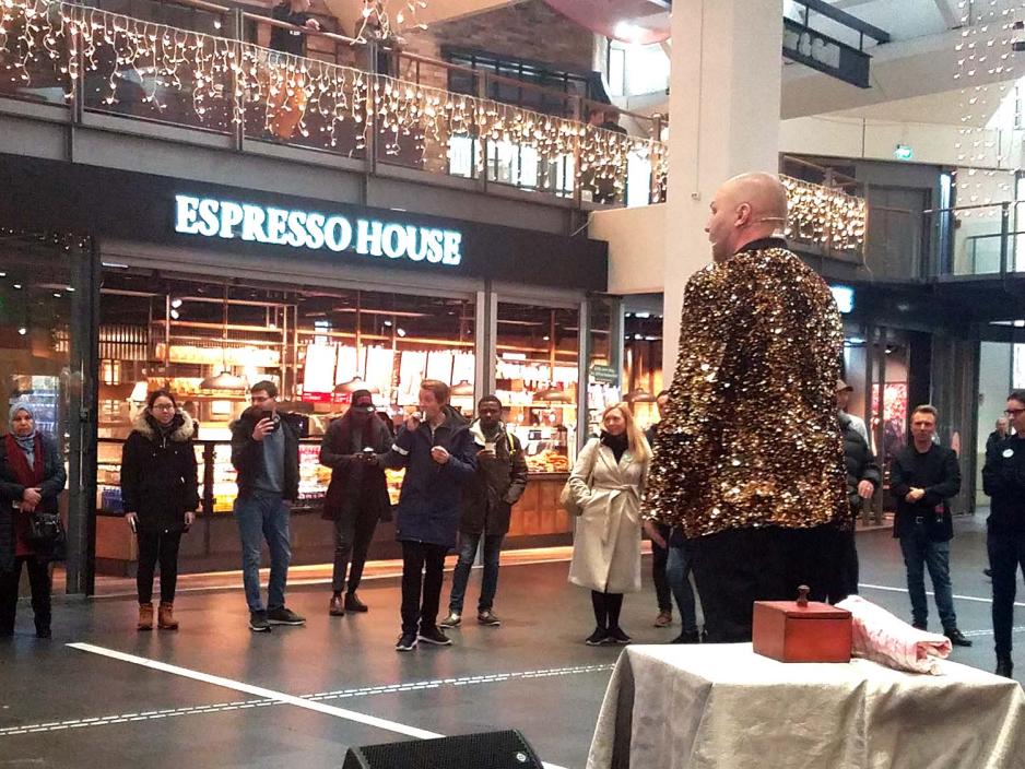Vidar "Virrvarr" Aasvangen tryller p&aring; scenen p&aring; Oslo S.