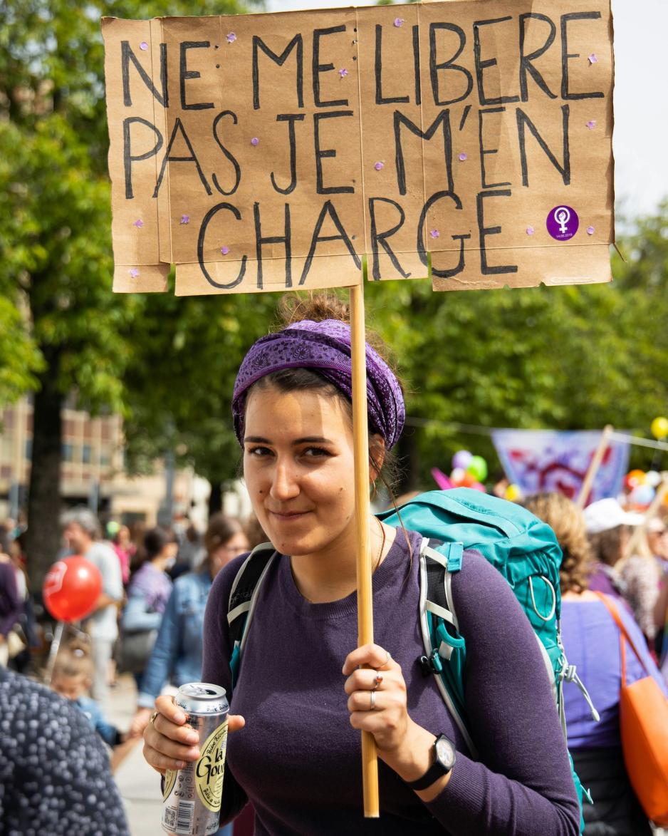 Fransk kvinne i demonstrasjon
