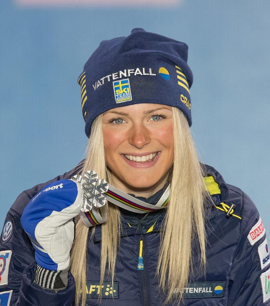 Frida Karlsson holder oppe s&oslash;lvmedaljen.