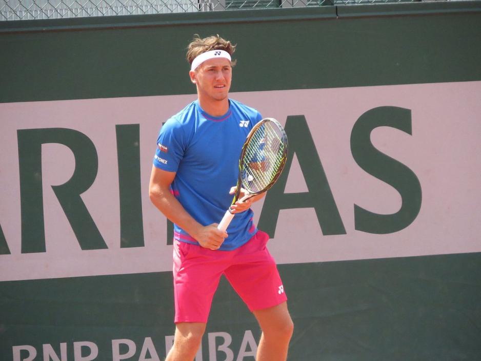 Casper Ruud p&aring; en tennisbane med racket i h&aring;nda