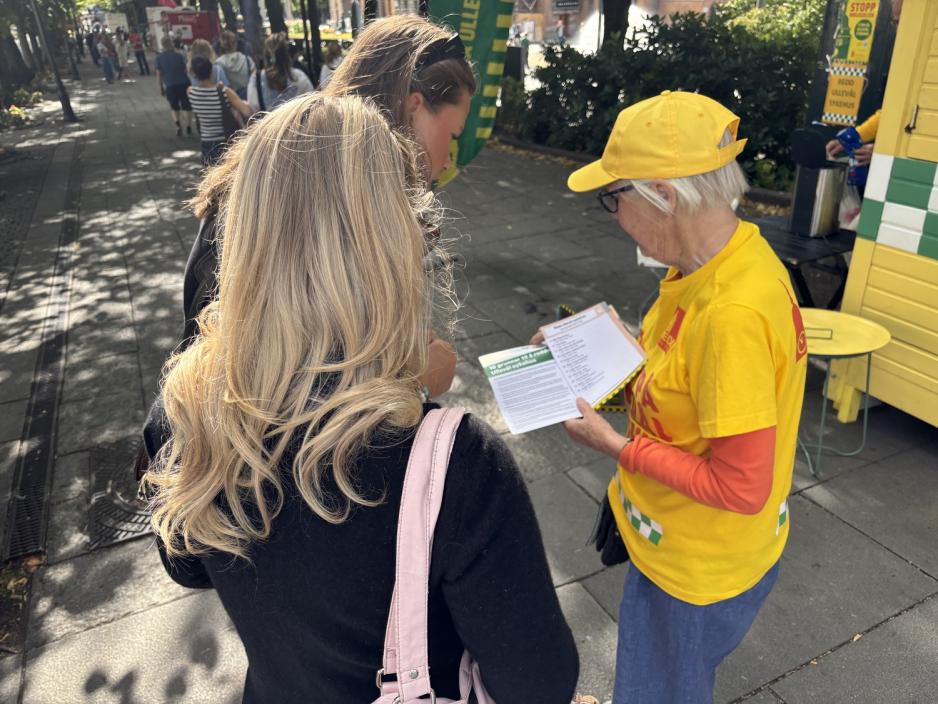 Mimi fors&oslash;ker aktivt &aring; f&aring; velgere til partiet. 