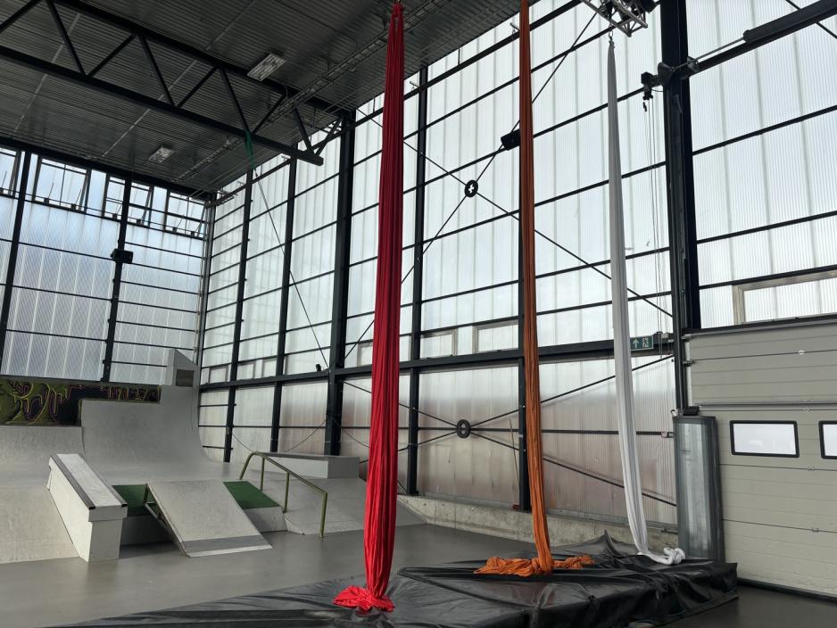 Sirkustrening i "skatehall"