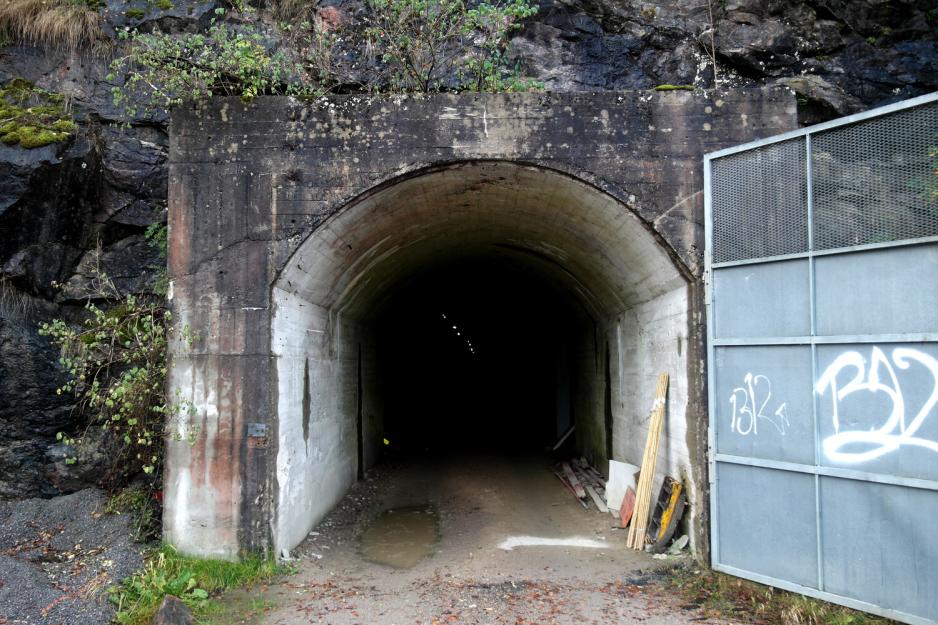 Inngangen til en av de mange nedlagte gruvene p&aring; Ulefoss, Telemark