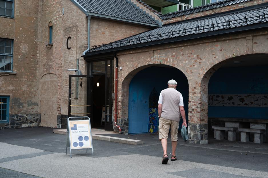 Per Olav Reinton (84) p&aring; vei til stemmelokalet p&aring; Gamlebyen skole