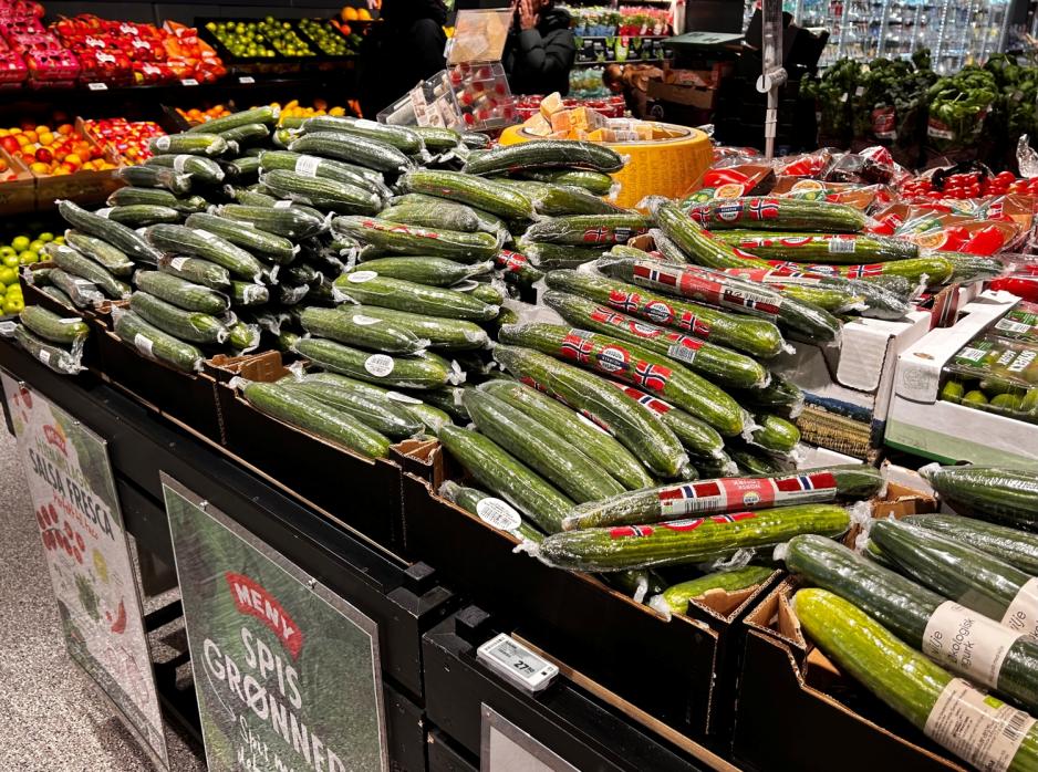 Agurker i gr&oslash;nnsaksavdelingen p&aring; Meny