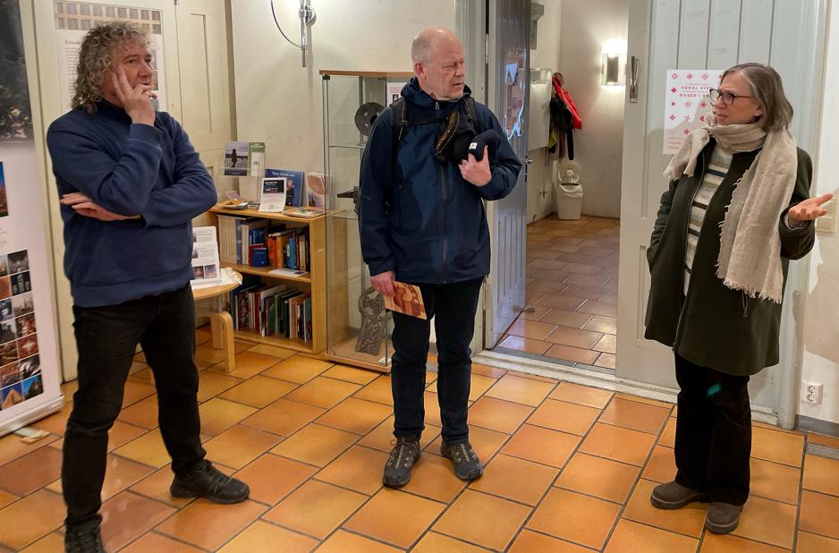 Ellen Martha Blaasv&aelig;r forteller en entusiastisk Reiner Schaufler ny informasjon om en steintavle han ikke visste fra f&oslash;r av. 