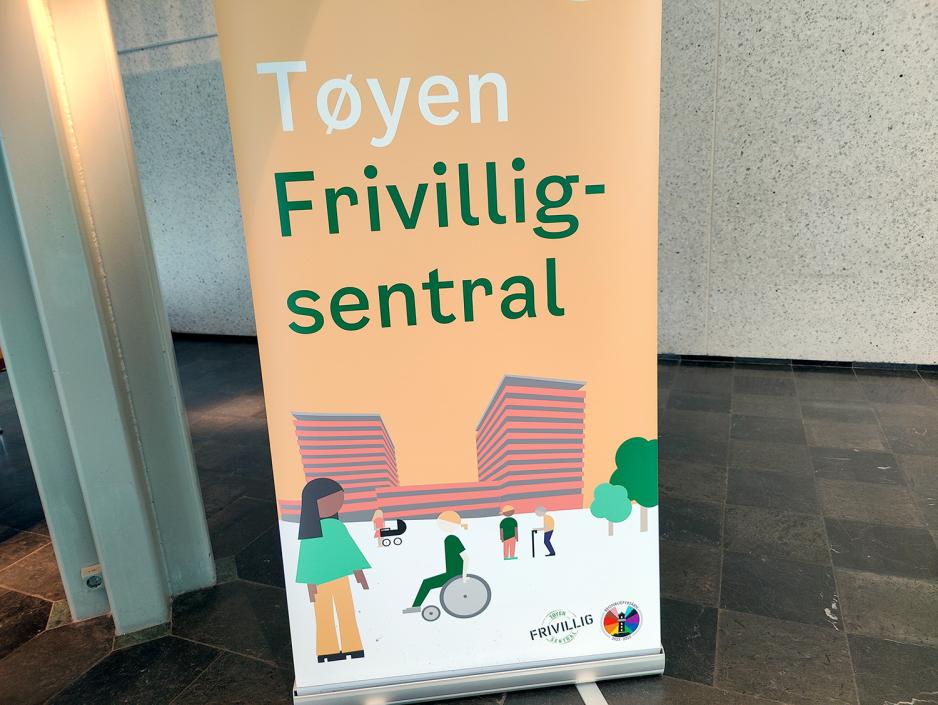 Plakat T&oslash;fen Frivillighetssentral. Gul farge. Mennesker. Rullestol. R&aring;dhus.