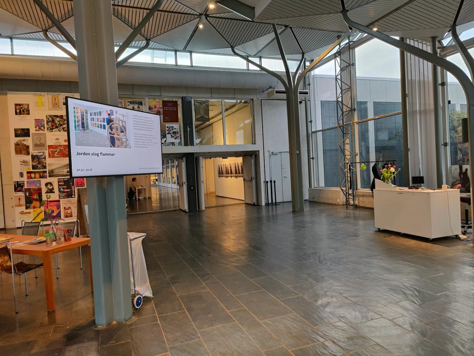 Gamle Munch. Hall. Kunstverk. Fliser p&aring; gulvet. Mange vinduer.