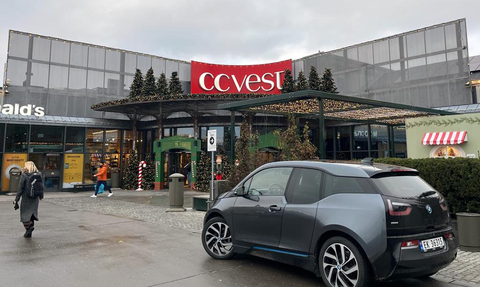 Bilde av logoen p&aring; hovedinngangen til kj&oslash;pesenteret CC Vest p&aring; Lilleaker
