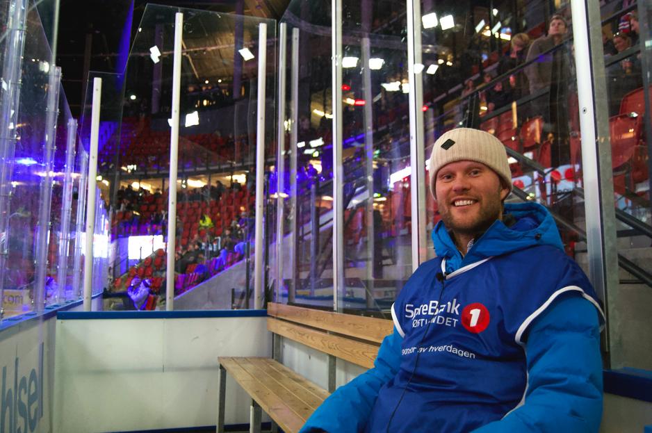 Christian Thinn vikarierer i utvisningsboksen under Ishockey kampen mellom V&aring;lerenga-Sparta