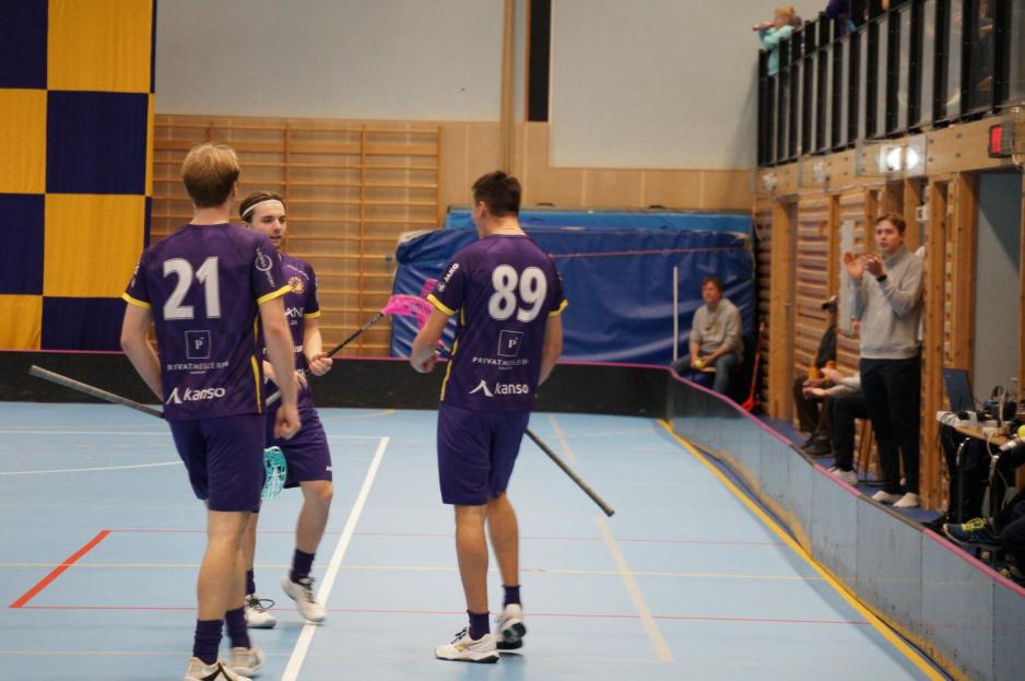 Tunets spiller feirer etter &aring; ha scoret kampens f&oslash;rste m&aring;l