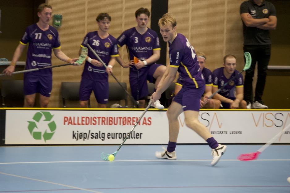 Tunet spiller nr 28 som sikter mot m&aring;l