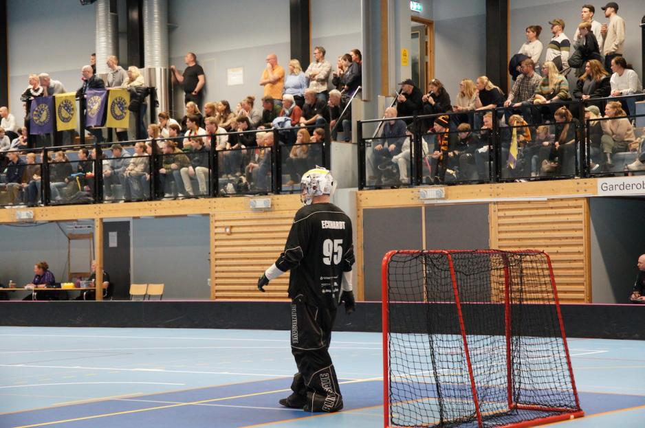 Keeper Eckhardt med fansen p&aring; tribunen 