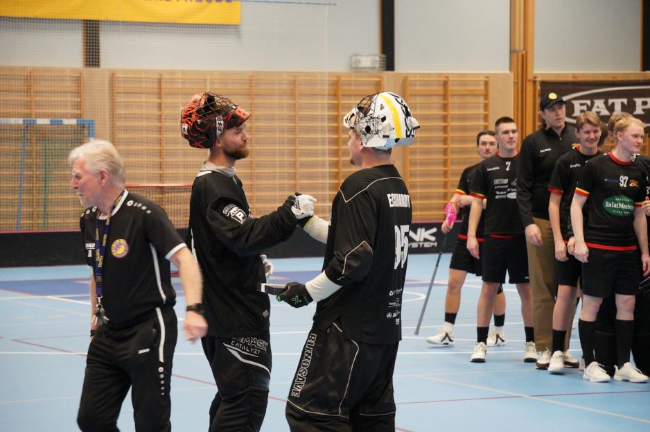 Kepperne m&oslash;ttes etter kampen for &aring; takke for kampen. 