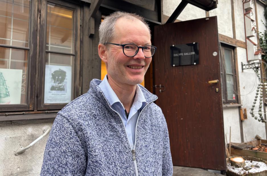 Dag Vatle foran inngangen til Dalype Galleri p&aring; Sagene