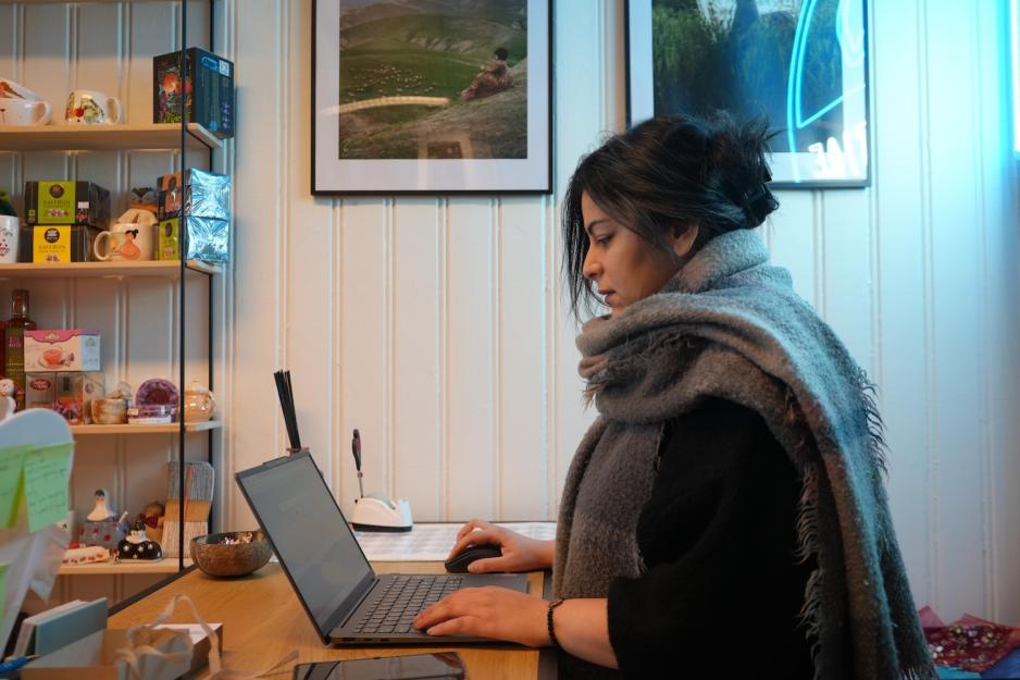 Feryal Khaki Sahneh jobber p&aring; pcen i butikken 