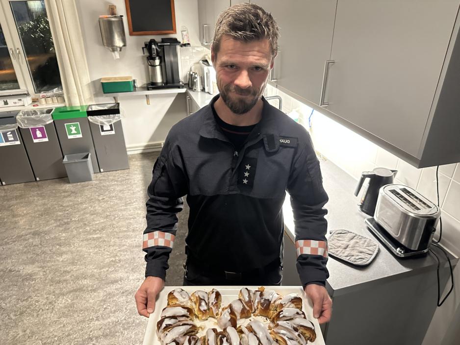 Bilde av Brannmesteren med et fat med en klippekrans p&aring;