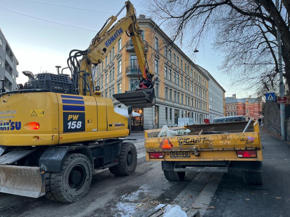 Gravemaskin i gaten utenfor &Aring;pent Bakeri