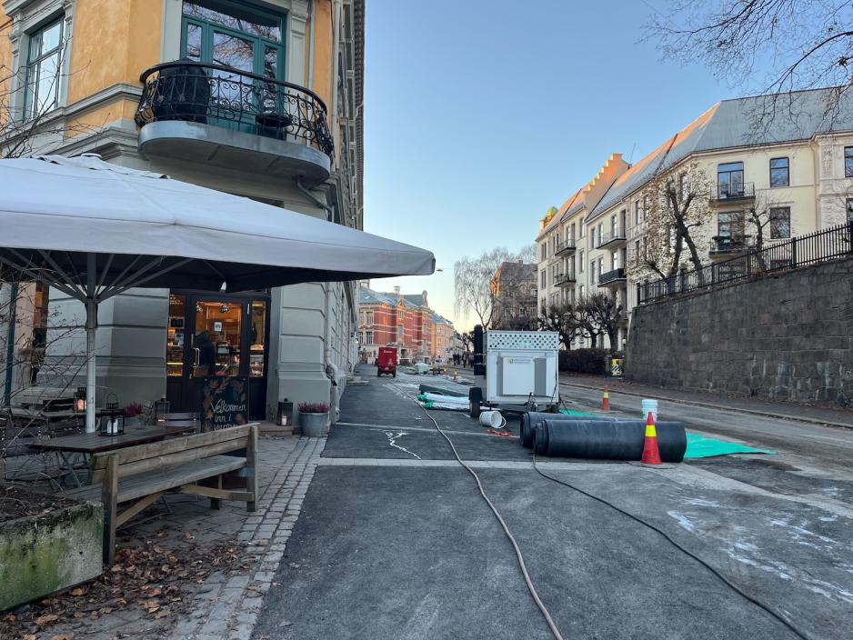 Gaten hvor &Aring;pent Bakeri p&aring; Frogner ligger i. Tydelig veiarbeid utenfor