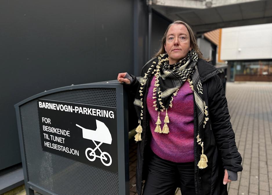 Trude Koksvik Nilsen foran barnevognsparkeringen til helsetunet p&aring; Holmlia.