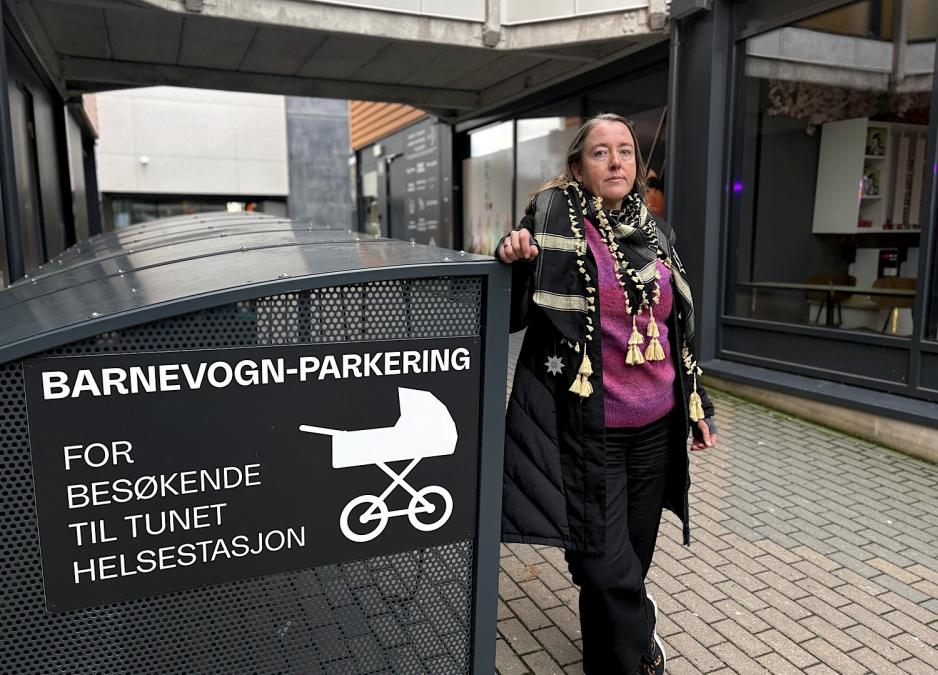 Trude Koksvik Nilsen foran barnevognsparkeringen til helsetunet p&aring; Holmlia.