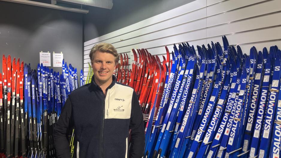 En mann som st&aring;r forran ski