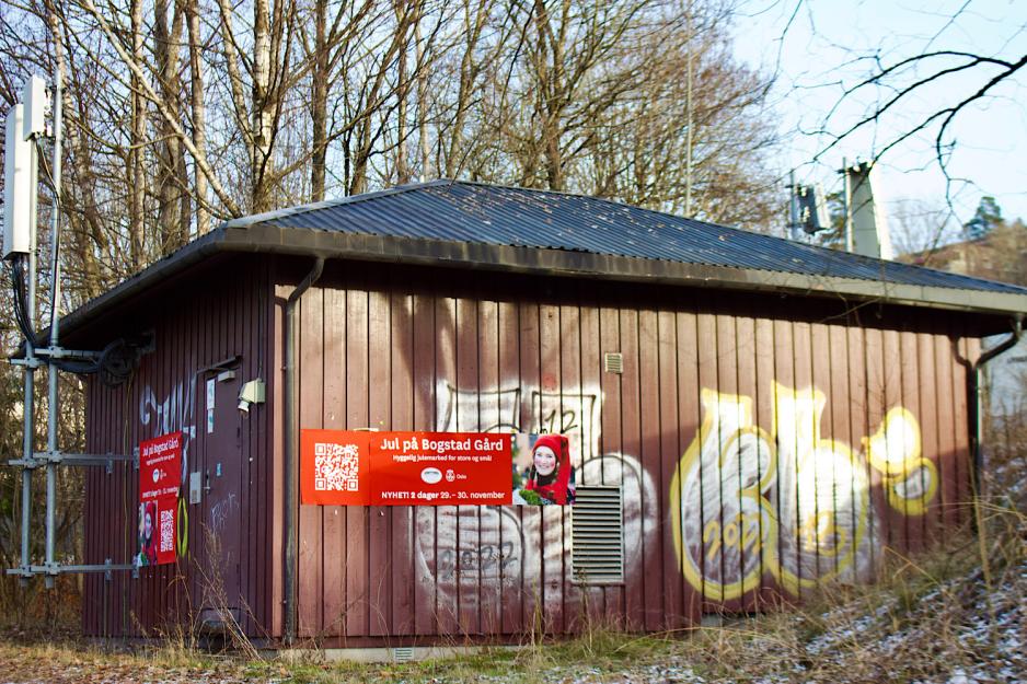 reklameplakat for "jul p&aring; Bogstad" som henger langs veien p&aring; Lilleaker