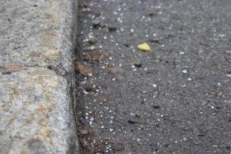 N&aelig;rbilde av saltet som har samlet seg p&aring; siden av fortauet