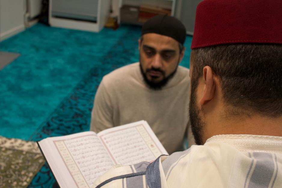 Bilde av imamen som leser koranen 