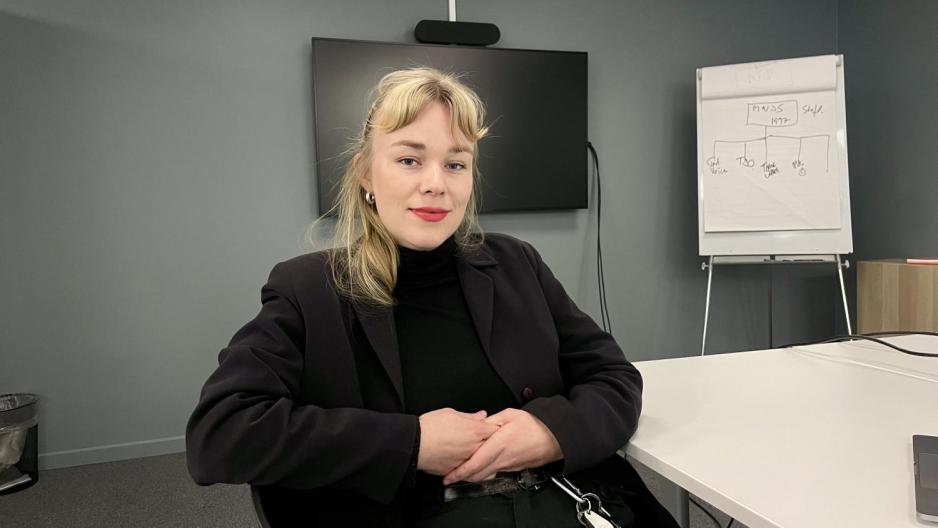 Siri Haugan Holden sitter p&aring; kontor.