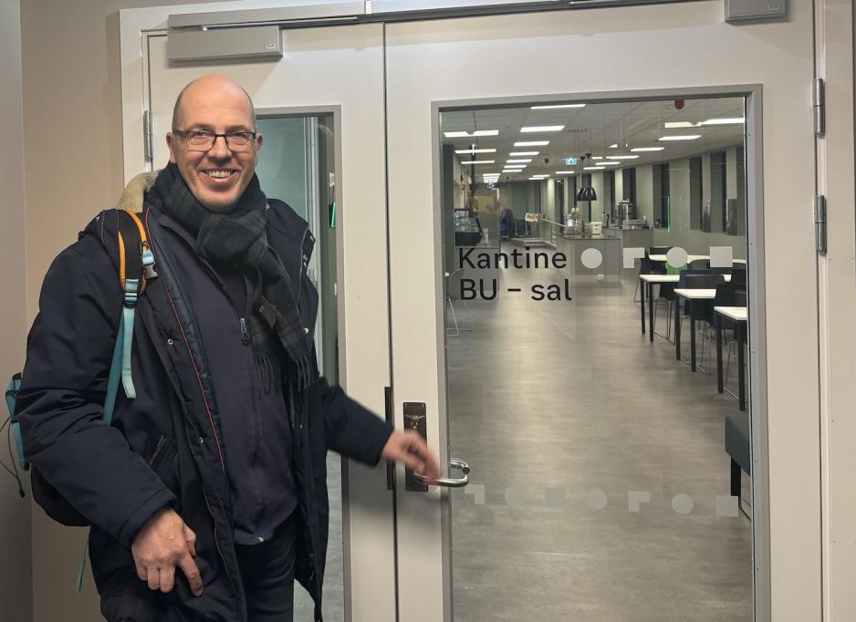 Halvn&aelig;rt portrett av smilende Ola Borge Manns&aring;ker (politiker) 