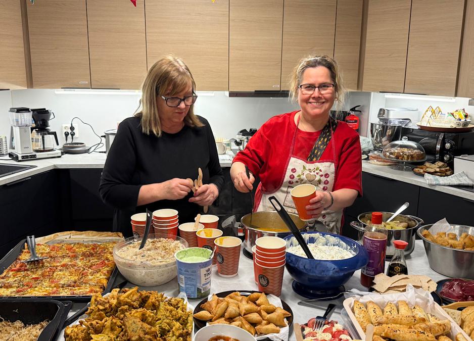 Aguilar og Altunbas st&aring;r og serverer mat til gjestene p&aring; festen.