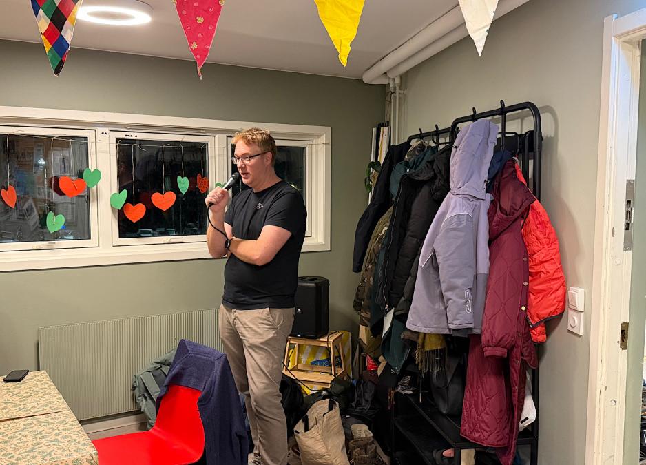 Magnus st&aring;r foran gjestene og sier velkommen.