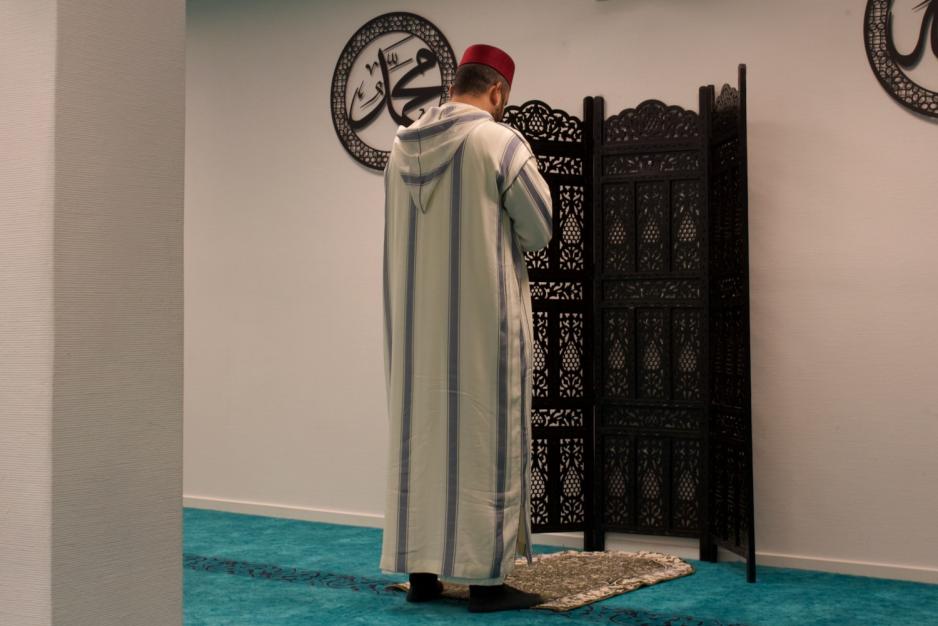 En imam som ber