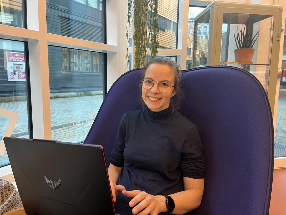 Karine sitter i en stol p&aring; Deichman Holmlia