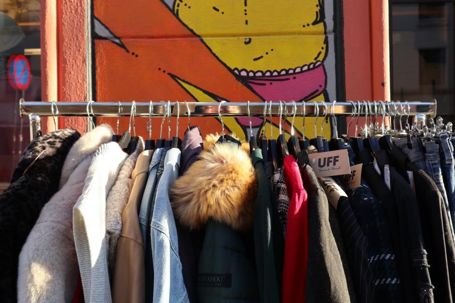 Kl&aelig;r som henger p&aring; et stativ utenfor bruktbutikken UFF.