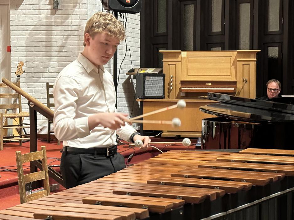 Bilde av Skille&aring;s som spiller marimba