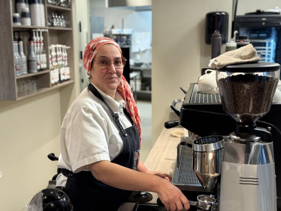 Nayat Abbouz lager kaffe p&aring; Kulturkafeen