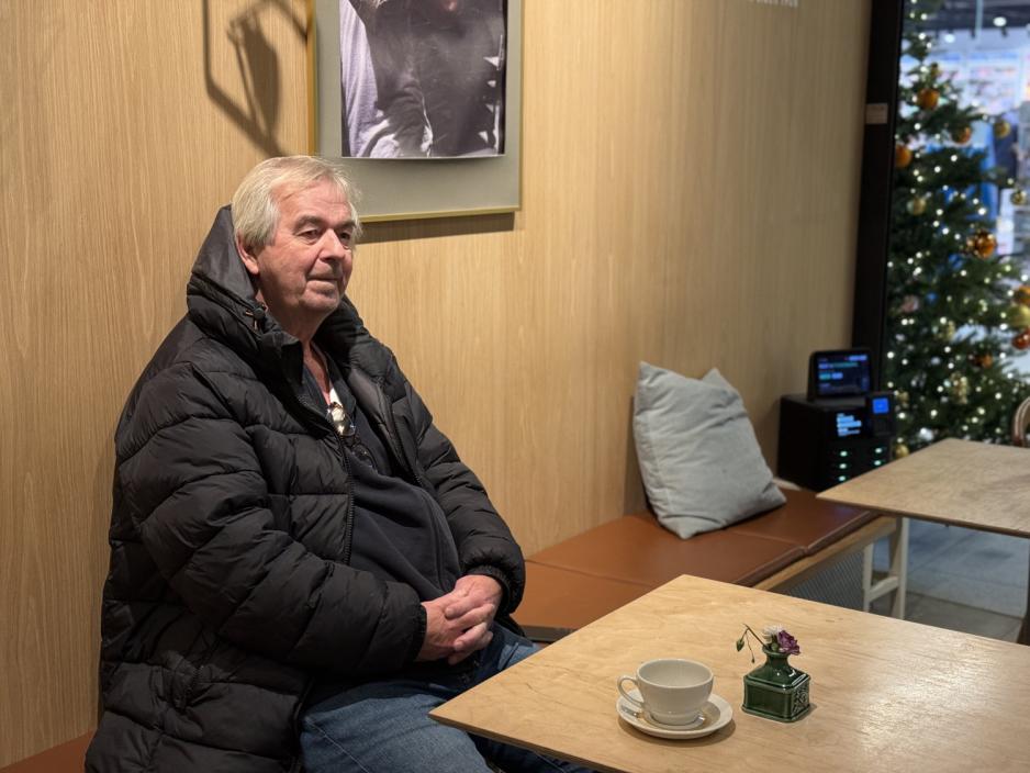 Ove Bevolden drikker kaffe p&aring; Baker Nordby