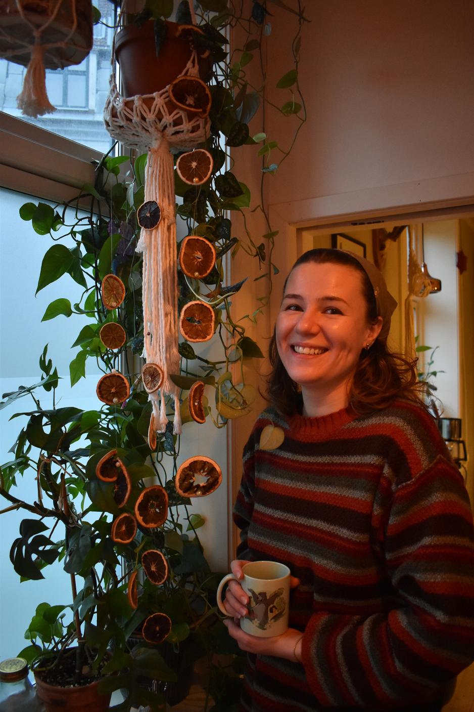 Masterstudenten Pauline Lundekvam (27) viser frem plantene hun har p&aring; hybelen sin i kollektivet p&aring; Torshov.
