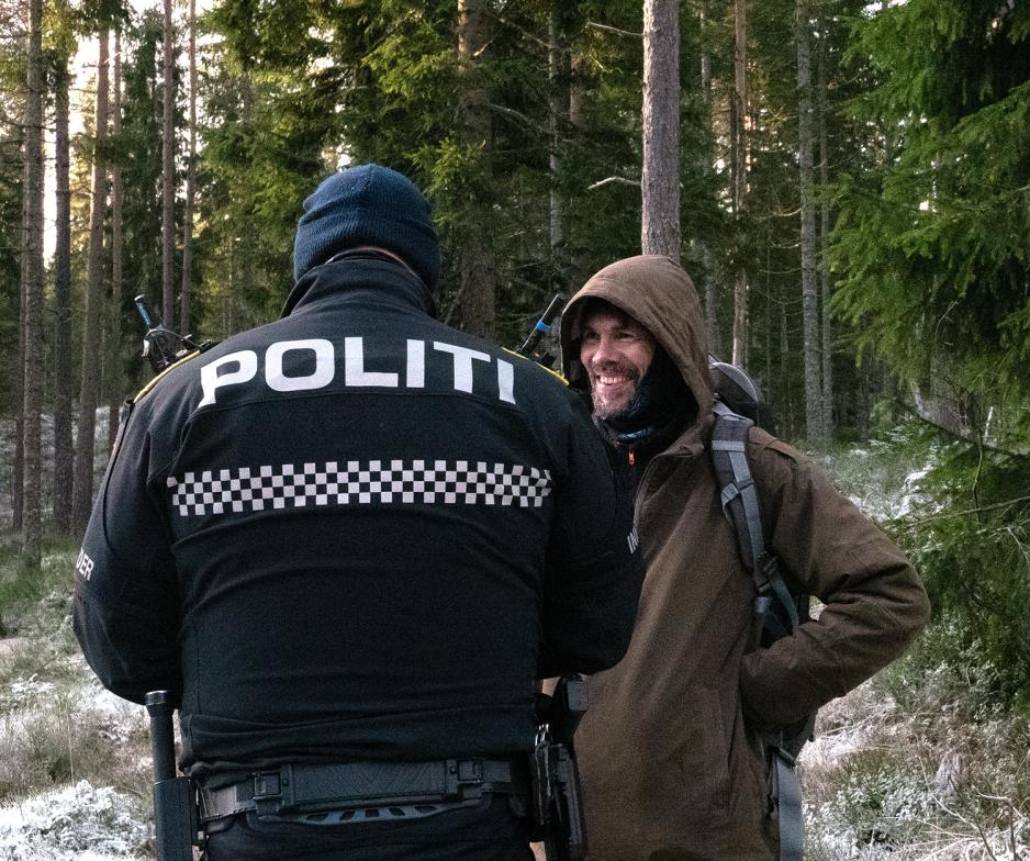 P&aring;l Toft-Eriksen snakker med politiet etter at han klatret ned fra julegrana