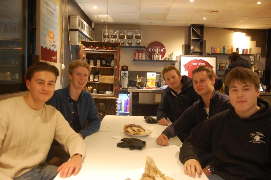 Gruppebilde av Sesongvaktene inne p&aring; T&aring;sen Caf&eacute;bar. 