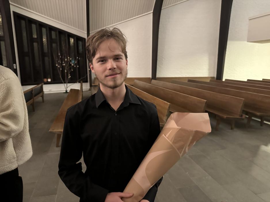 Talentprisvinner Thorbj&oslash;rnsen holder blomster