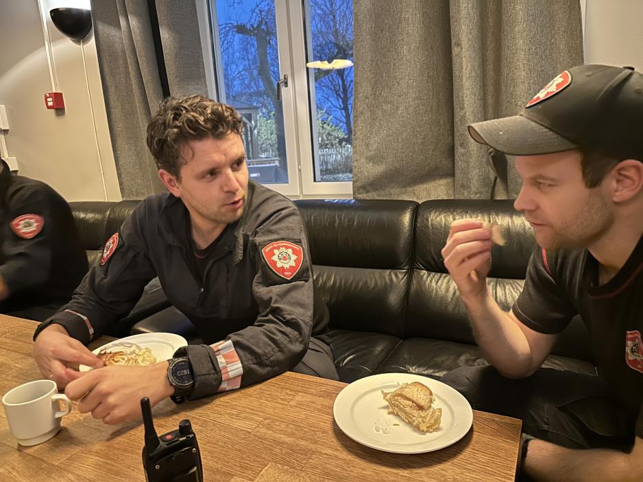 To brannmenn nyter fersk gj&aelig;rbakst p&aring; pauserommet