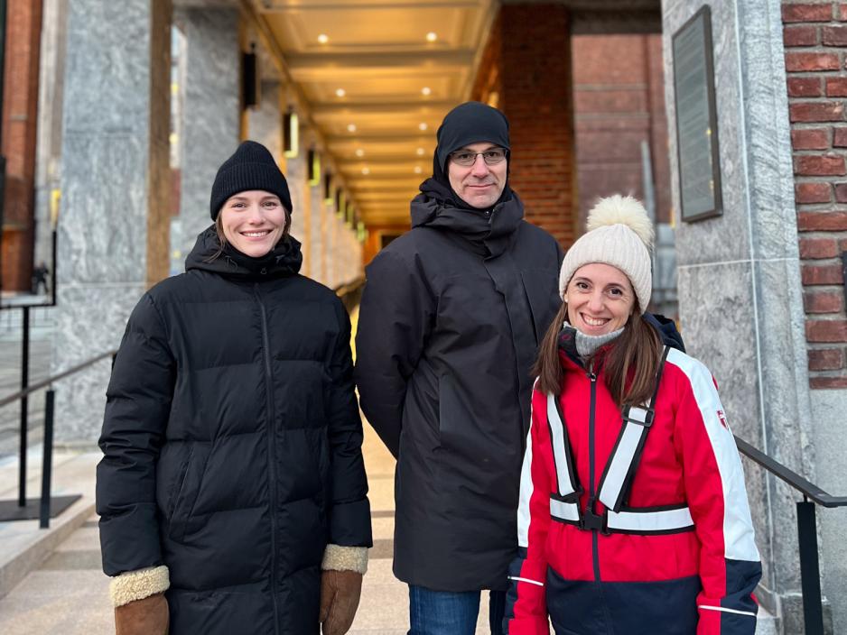 Thea Jessen (bevar Karlsrud skole), Christoffer Staib S&oslash;rensen og Marie Lowzow Morland (bevar Abilds&oslash; skole) utenfor R&aring;dhuset