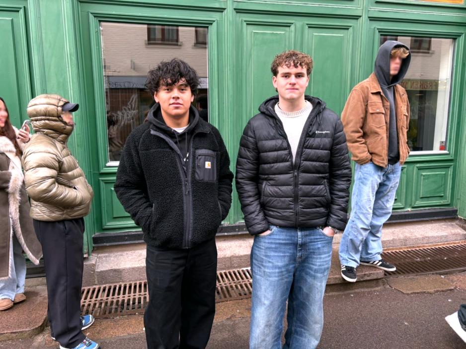 to kompiser som st&aring;r i k&oslash; utenfor ditto 