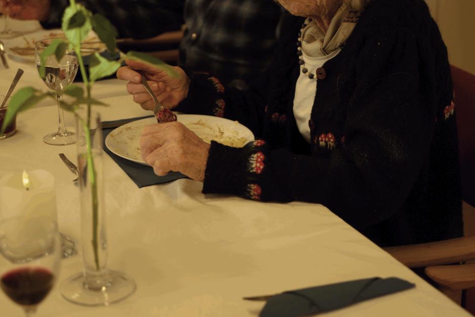 Bordet p&aring; Vestre Aker Frivilligsentral er duket for fredagsmiddag